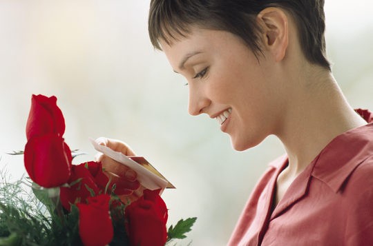 Mujer recibe flores por San Valentín