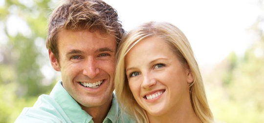 Pareja muy sonriente