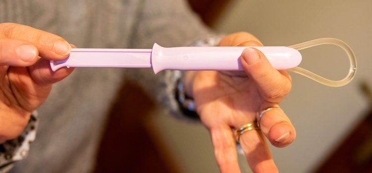 La forma de colocar el anillo vaginal es sencilla