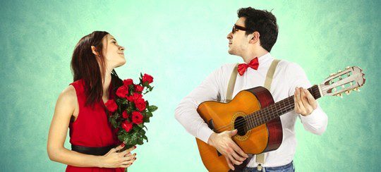 Enamorado cantando una canción a su pareja