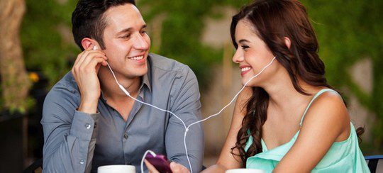 Pareja escuchando canciones de amor