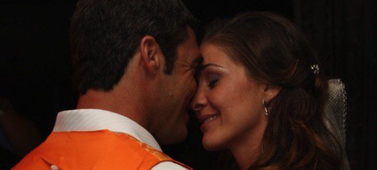 Pareja de recién casados bailando una canción romántica