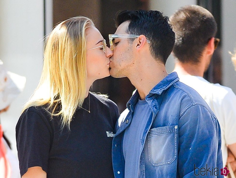Joe Jonas y Sophie Turner se besan