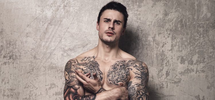 Los hombres con tatuajes en el pecho realzan su figura
