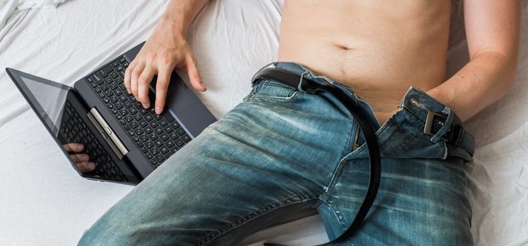 Los hombres son más asiduos a la pornografía que las mujeres