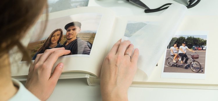 Pega fotos en un álbum y escribe recuerdos de cada una