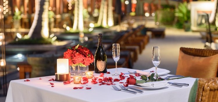 En San Valentín no puede faltar el tono rojo, las velas, las rosas y las luces