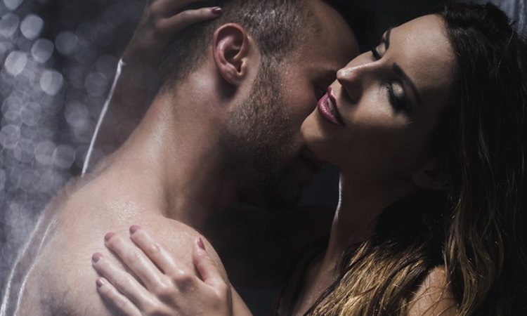 Pareja duchándose conjuntamente