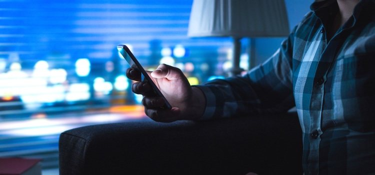 El breadcrumbing es enviar mensajes de flirteo a alguien con tal de mantenerle interesado