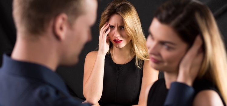 Las 'personas cojín' parte de una amistad y luego surge una chispa de atracción