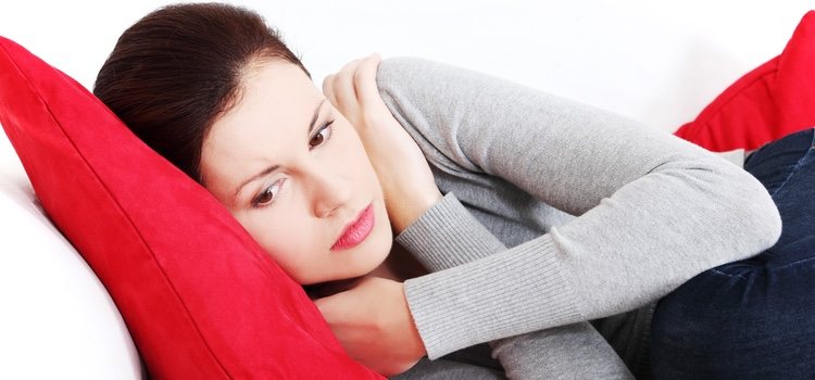 Mujer preocupada en la cama
