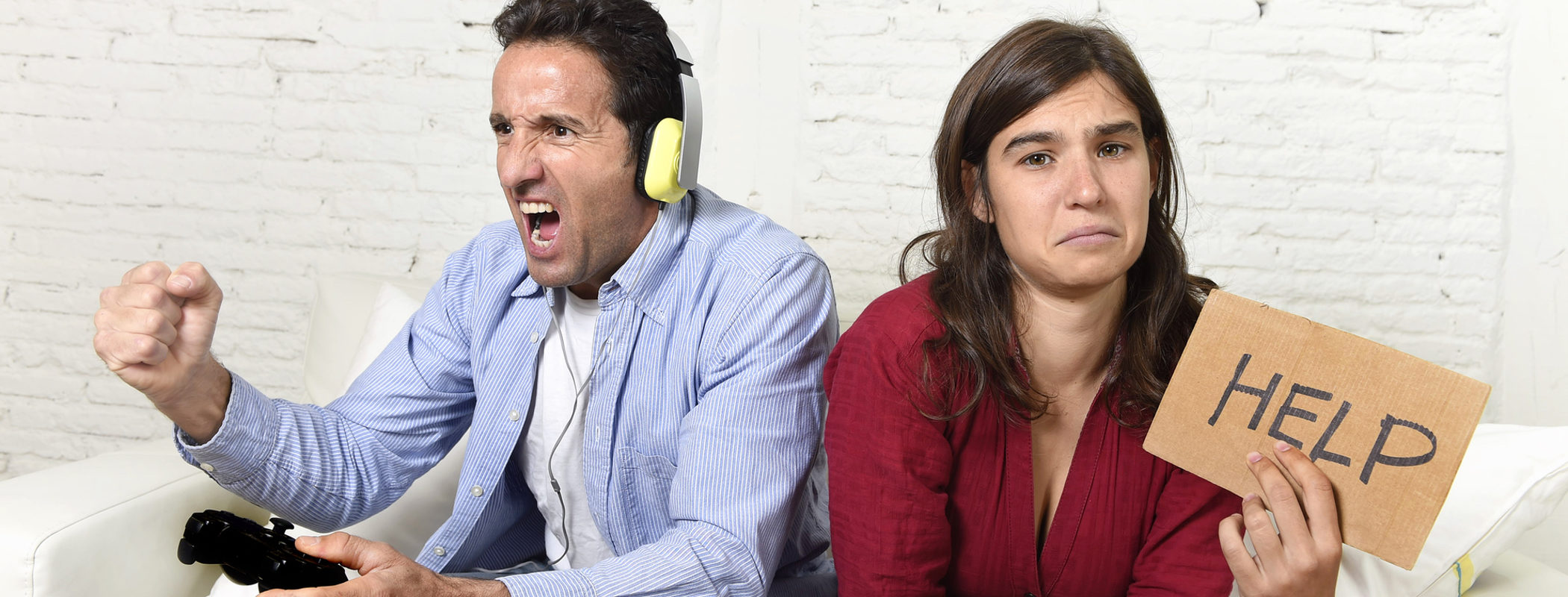 Mi pareja no para de jugar con videojuegos y no me hace caso: ¿qué puedo hacer?