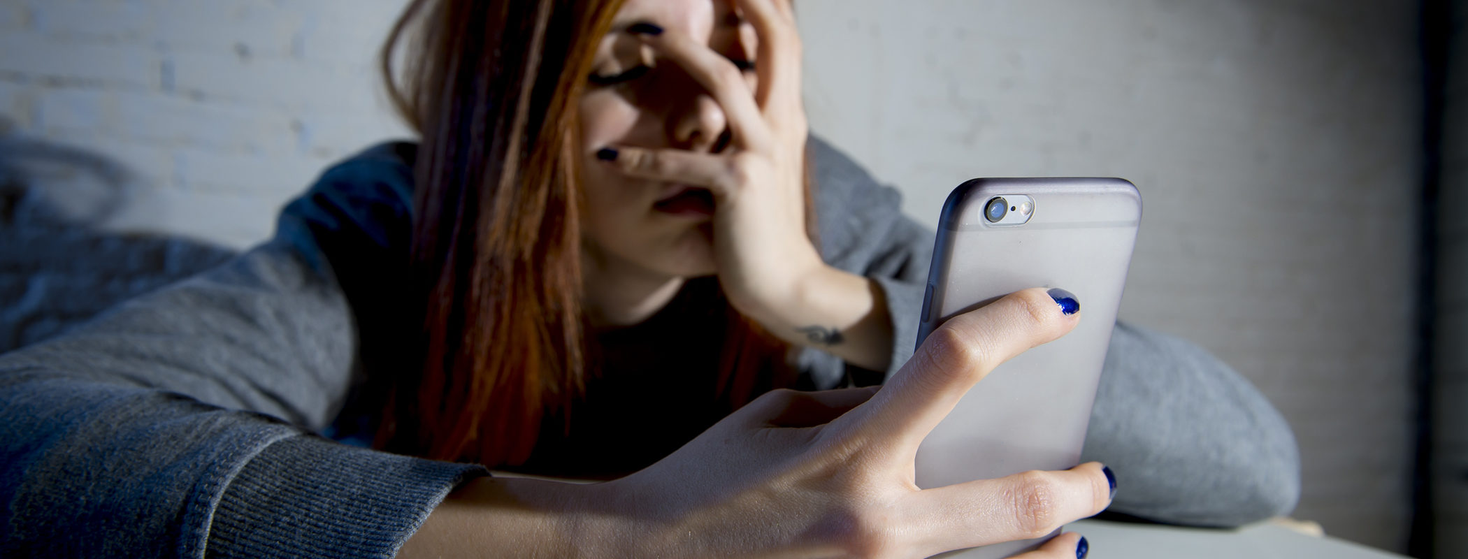 Mi expareja me acosa por teléfono y en las redes sociales: ¿Qué puedo hacer?