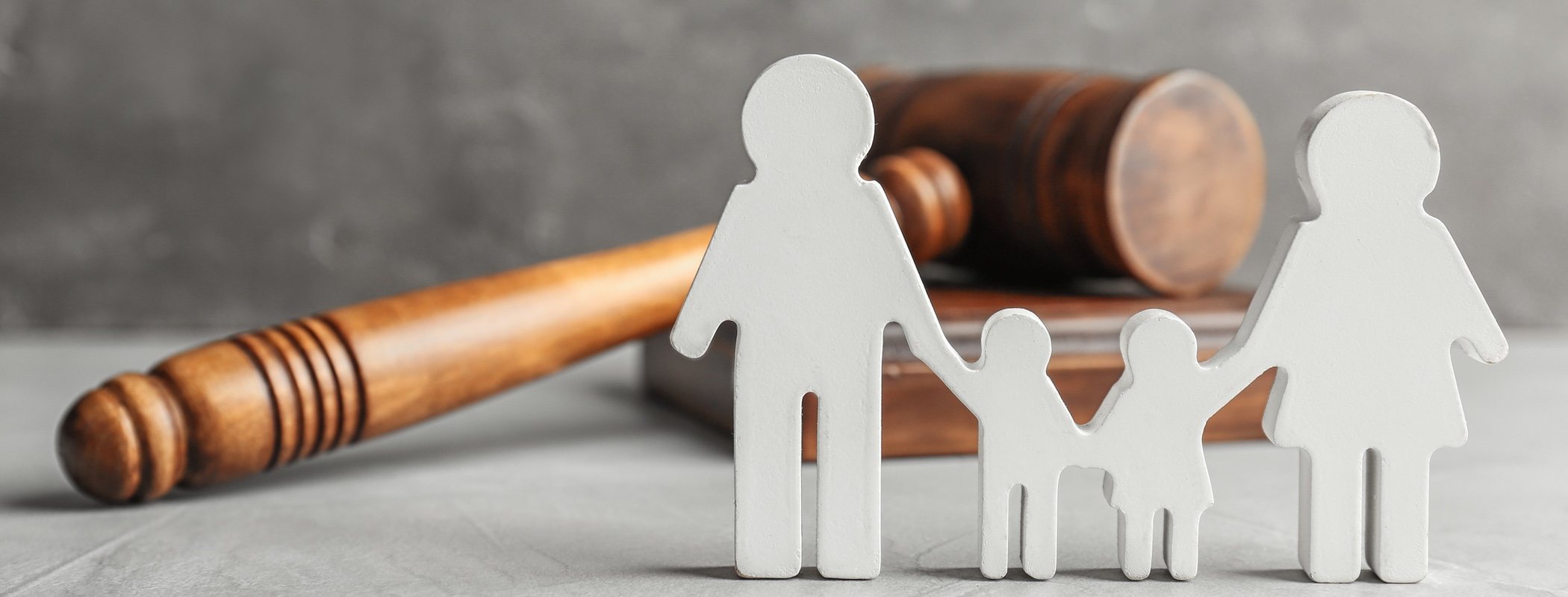 Mi pareja quiere adoptar a mi hijo: ¿puede hacerlo?