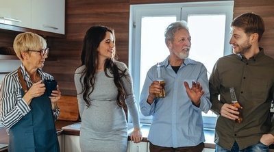 Consejos de convivencia para parejas que viven en la misma casa con sus padres