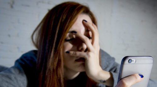 Mi expareja me acosa por teléfono y en las redes sociales: ¿Qué puedo hacer?