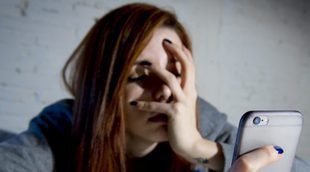 Mi expareja me acosa por teléfono y en las redes sociales: ¿Qué puedo hacer?