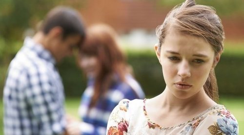 ¿Qué hago si descubro que mi padre está siendo infiel a mi madre o viceversa?